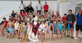 Der Nikolaus tauchte auf und besuchte junge Schwimmsportler