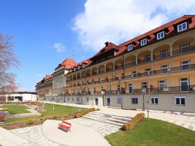 Chirurgen treffen sich zu Hüftprothesenkurs auf der Stolzalpe