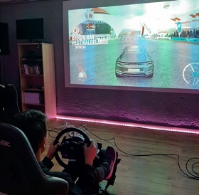 Virtuelle Welten erkunden im neuen Medienraum